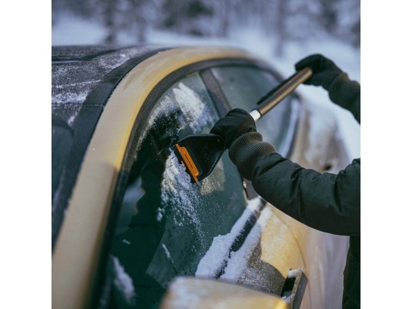 Fiskars Plus isskraber og børste Fiskars Plus isskraber og børste 10 x 7,8 x 63,3 cm. Billedet viser produktet fra en skrå vinkel.