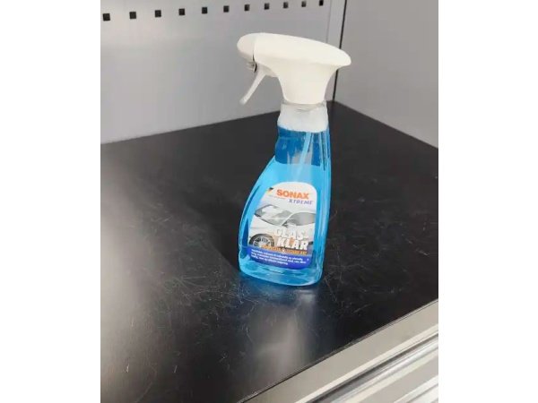 Få krystalklare ruder med SONAX Xtreme GlasKlar. Fjerner effektivt olie, insektrester, og trafikfilm udvendigt samt fedtet film og nikotin indvendigt. Billedet viser hele produktet.