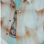 Carhartt Snap-Front Plaid skjorte. Miljøbilledet viser produktet tæt på.