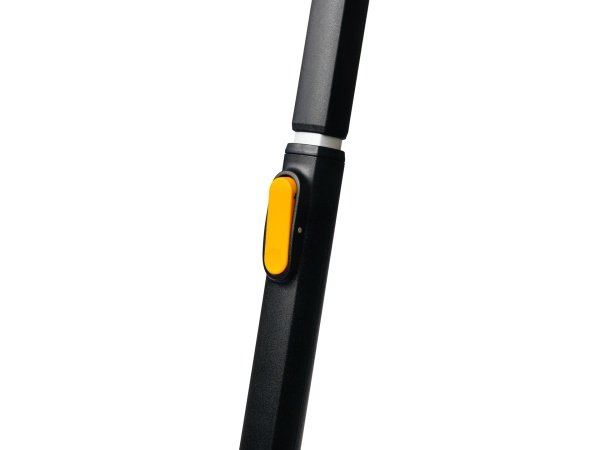 Fiskars X-series teleskopisk børste og isskraber. Billedet viser produktet med hvid baggrund.