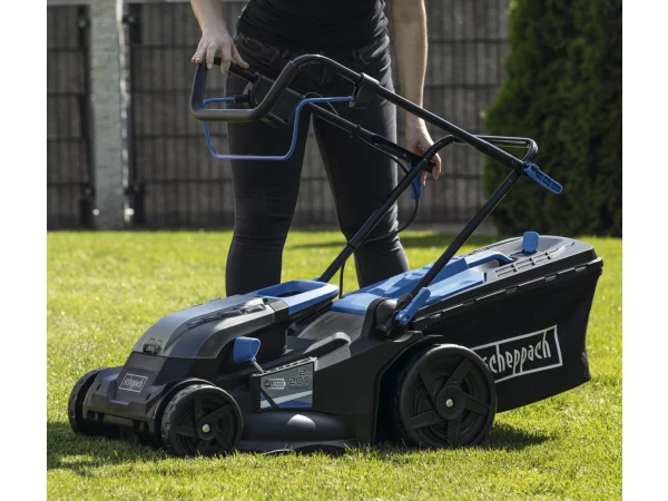 Scheppach plæneklipper BC-MP430-X SET XL2, 43 cm 5911415400, m/lader og to batterier. Billedet viser produkt.