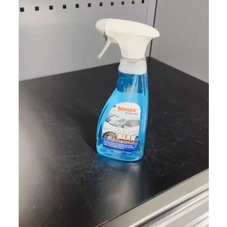 SONAX Xtreme Glasklar Få krystalklare ruder med SONAX Xtreme GlasKlar. Fjerner effektivt olie, insektrester, og trafikfilm udvendigt samt fedtet film og nikotin indvendigt. Billedet viser hele produktet.