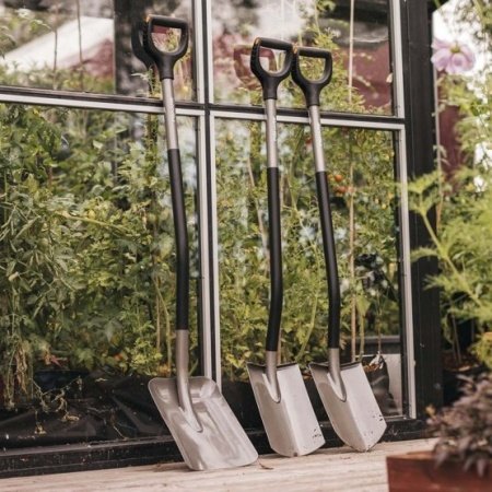 Fiskars Ergonomic skovl Fiskars Ergonomic skovl sikrer komfort og holdbarhed. Skovlen har et stål-skaft og bredt blad, ideel til at flytte grus, sand og jord. Billedet viser produktet i en skrå vinkel.