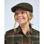 Pinewood Nydala Sixpence hat I tofarvet design. Miljøbilledet viser produktet forfra. 