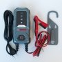 Kompakt og effektiv Bosch C10 12V biloplader med automatisk opladningskontrol, overophedningsbeskyttelse og IP65 vand- og støvafvisning.  Billedet er et miljøbillede.