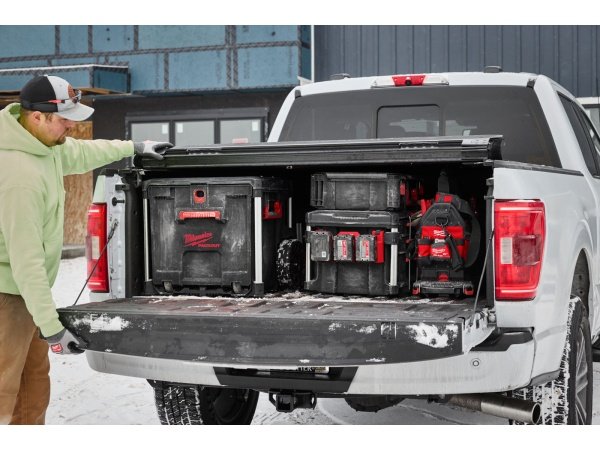 Milwaukee PACKOUT trolley skuffemodul med en volume på 57 liter. Billedet viser produktet med hvid baggrund.