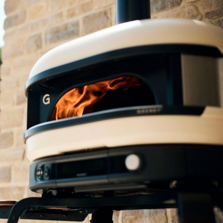 Gozney Dome pizzaovn Gozney Dome pizzaovn Gen 2.0, Dual Fuel, bone. Billedet viser produktet forfra og tændt.