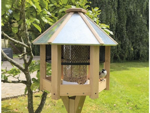 Ryom City fuglefoderhus er fremstillet i ubehandlet bøgetræ med tag af zink.