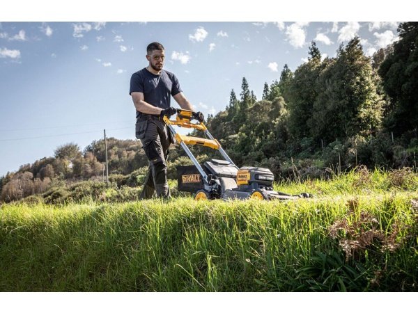 Dewalt DCMWSP660N-XJ plæneklipper Dewalt DCMWSP660N-XJ plæneklipper. Billedet viser produktet fra en skrå vinkel.