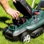 En person indsætter batterier i en Metabo Akku Plæneklipper RM 36-18.
