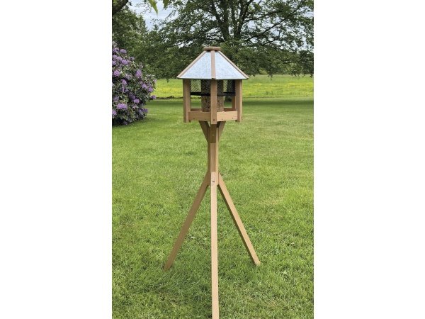 Ryom City fuglefoderhus er fremstillet i ubehandlet bøgetræ med tag af zink.