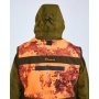 Pinewood Furudal Hunter Pro 2.0 Camou vest i orange. Miljøbilledet viser produktets logo bagfra.