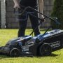 Scheppach plæneklipper BC-MP430-X SET XL2, 43 cm 5911415400, m/lader og to batterier. Miljøbilledet viser at produktet er sammenklappelig.
