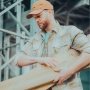 Carhartt Snap-Front Plaid skjorte. Miljøbilledet viser produktet i brug.