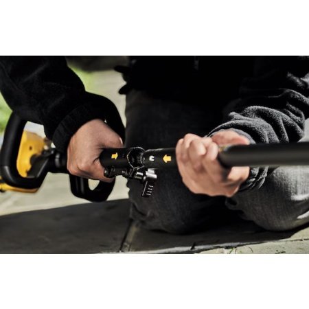 Dewalt græstrimmer DCMAS5713X1-QW Dewalt græstrimmer DCMAS5713X1-QW. Med en 54 V motor og et 9,0 Ah batteri. Billedet viser produktet med hvid baggrund.