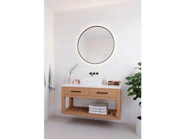 Nordlux LED-strip i hvid. Dæmpbar funktion med fjernbetjening. Billedet viser produktet med fjernbetjening.