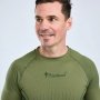 Pinewood Seamless Function Base Layer termoundertøjssæt. Miljøbilledet viser logo på trøje.