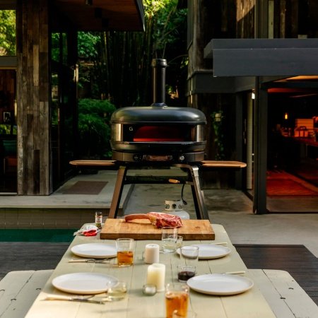 Gozney Dome XL pizzaovn Gozney Dome XL pizzaovn Gen 2.0, sort. Billedet viser produktet forfra og tændt.