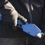 Scheppach C-PHS410-X er en kraftfuld teleskophækkeklipper. Miljøbilledet viser produktets håndtag