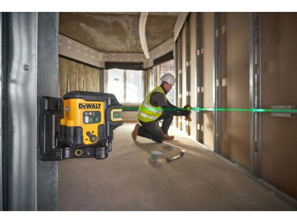 Dewalt USB-C Krydslinjelaser + 5 punkt, grøn laser. Billedet viser produkt og USB-PD-oplader.