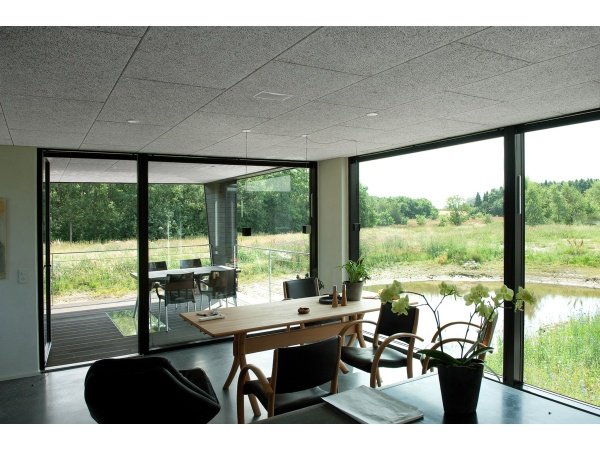 Knauf  Heradesign loftplade Superfine hvid i dimensionen 25x600x1200 mm. billedet viser pladen skrå fra siden.