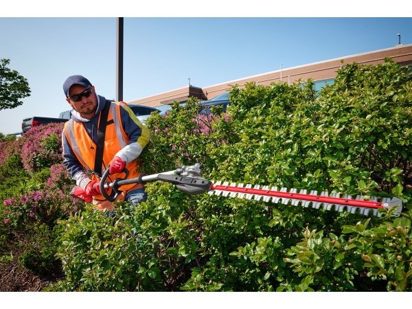Milwaukee stanghækkeklipper M18 FHETE22-0, 216 cm. Billedet viser produktet fra siden.