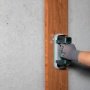 Bihui glasløfter BH-SCBLVT 240x100 mm. Miljøbilledet viser produktet i brug med træbrædder.