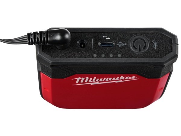 Milwaukee strømkilde 12 V til varmetøj. Billedet viser produktet forfra.