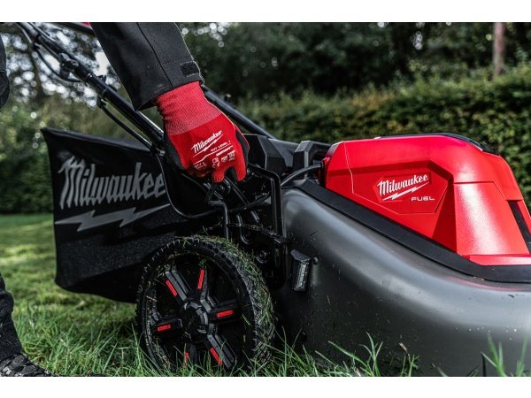 Milwaukee M18 FUEL™ plæneklipper Milwaukee M18 FUEL™ 53 cm selvkørende plæneklipper. Billedet viser produktet fra en skrå vinkel.