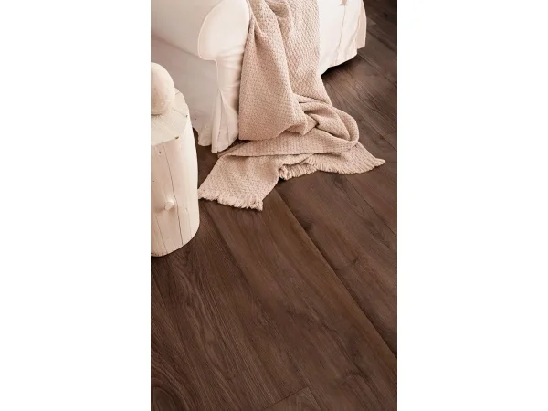 Wallmann Designgulv 984 EG, 245x2003x9mm 2,944m2 brown Wallmann Designgulv 984 EG, 245x2003x9mm 2,944m2 brown. Ses tæt på