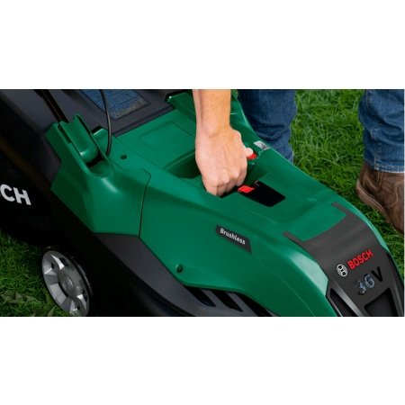 Bosch plæneklipper Bosch plæneklipper Advanced Rotak 36V-40. Billedet viser produkt med batteri og lader