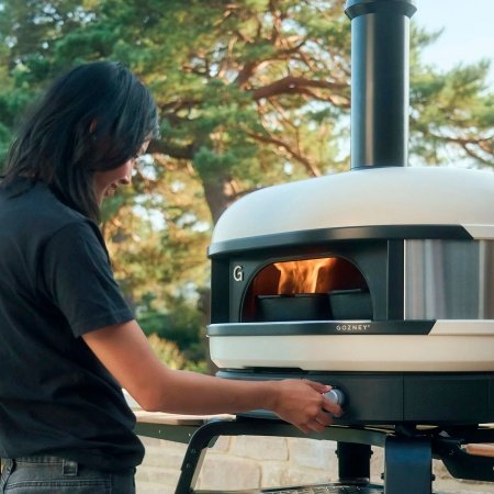 Gozney Dome pizzaovn Gozney Dome pizzaovn Gen 2.0, Dual Fuel, bone. Billedet viser produktet forfra og tændt.