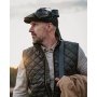 Pinewood Nydala Sixpence hat I tofarvet design. Miljøbilledet viser produktet på mand.