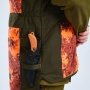 Pinewood Furudal Hunter Pro 2.0 Camou vest i orange. Miljøbilledet viser produktets lomme med stropper.