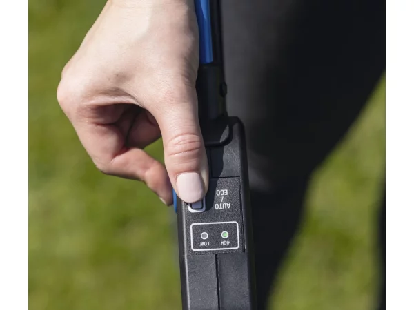 Scheppach plæneklipper BC-MP430-X SET XL2, 43 cm 5911415400, m/lader og to batterier. Billedet viser produkt.