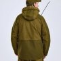 Pinewood Furudal Expert 2L Hunting jakke. Miljøbilledet viser produktet bagfra.