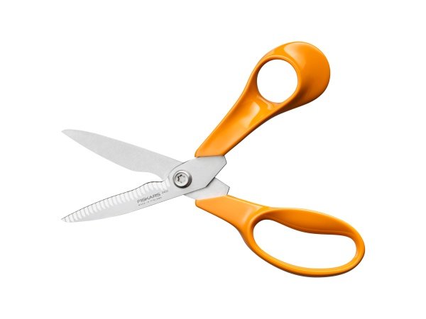 Fiskars have/køkkensaks Fiskars have/køkkensaks 18 cm i orange. Billedet viser produktet lukket.
