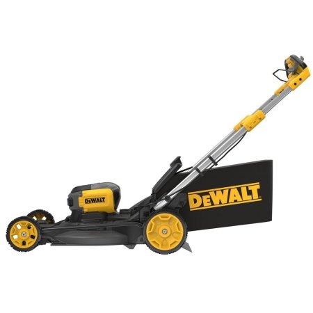 Dewalt DCMWSP660N-XJ plæneklipper. Billedet viser produktet fra en skrå vinkel.