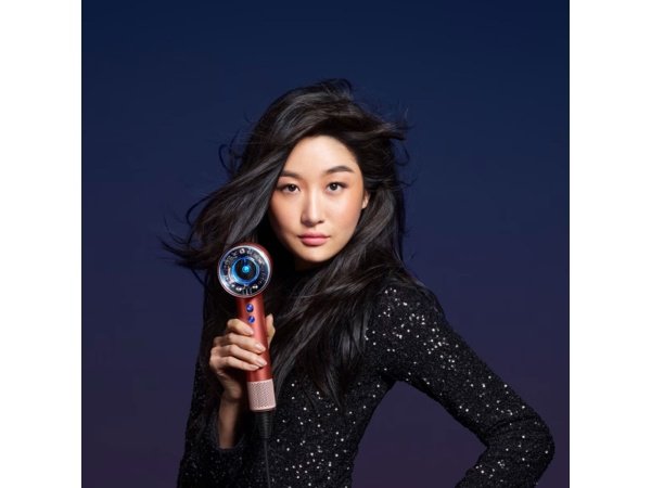 Dyson Supersonic Nural strawberry/bronze Dyson Supersonic Nural strawberry/bronze hårtørrer. Billedet viser produkt og tilbehør.