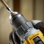 Dewalt 18V XR kulløs kompakt slagboremaskine, 2 x 5Ah. Miljøbilledet viser produktets bor.