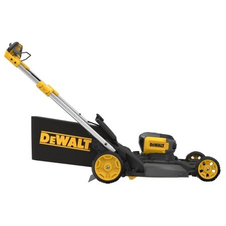 Dewalt DCMWSP660N-XJ plæneklipper. Billedet viser produktet fra en skrå vinkel.