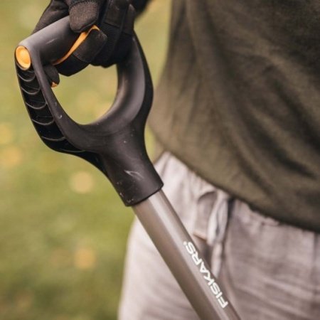 Fiskars Ergonomic skovl Fiskars Ergonomic skovl sikrer komfort og holdbarhed. Skovlen har et stål-skaft og bredt blad, ideel til at flytte grus, sand og jord. Billedet viser produktet i en skrå vinkel.