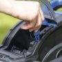Scheppach plæneklipper BC-MP320-X-SET L, 32 cm 5911413403, m/lader & batteri. Miljøbilledet viser produktets funktioner.