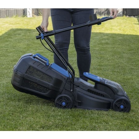 Scheppach plæneklipperBC-MP320-X-SET L, 32 cm 5911413403, m/lader & batteri. Billedet viser produkt med hvid baggrund.