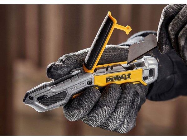 Dewalt kniv med trapezblad DWHT10999-0. Billedet viser produktet fra en skrå vinkel.
