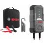 Kompakt og effektiv Bosch C10 12V biloplader med automatisk opladningskontrol, overophedningsbeskyttelse og IP65 vand- og støvafvisning.  Billedet viser hele produktet og transportkuffert.