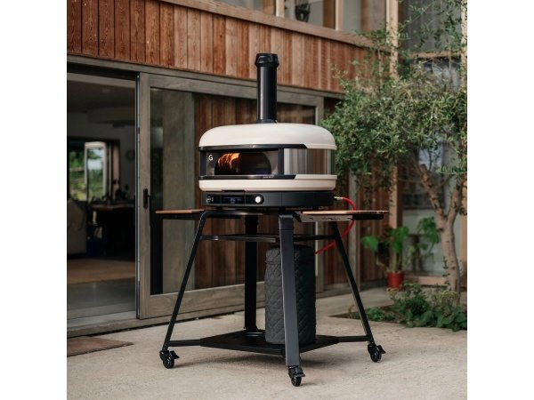 Gozney Dome XL pizzaovn Gen 2.0, bone. Billedet viser produktet forfra og tændt.