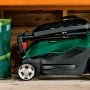 Bosch plæneklipper Advanced Rotak 36V-40. Miljøbilledet viser at produktet kan sammenklappes.