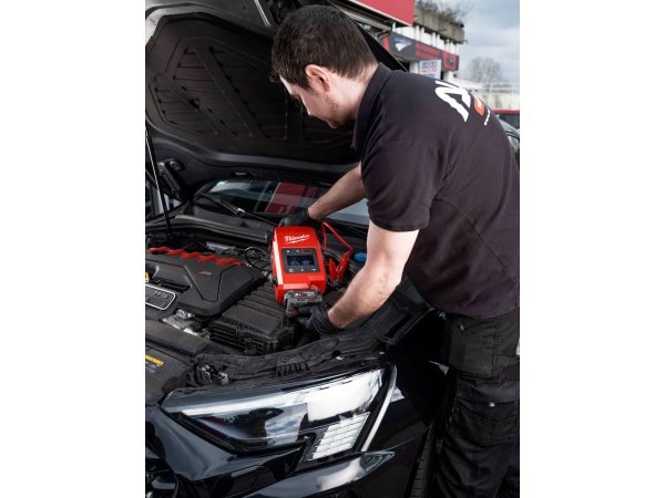 Milwaukee® M18™ Jump Starter 18 V. Billedet viser produktets funktioner.