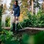 Fiskars Ergonomic haverive med lige skaft. Miljøbilledet viser produktets effektivitet i haven.